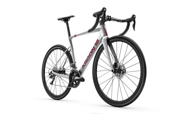 A18_SUM-353A_Podium_Grey_UltegraDi2_34FR_01