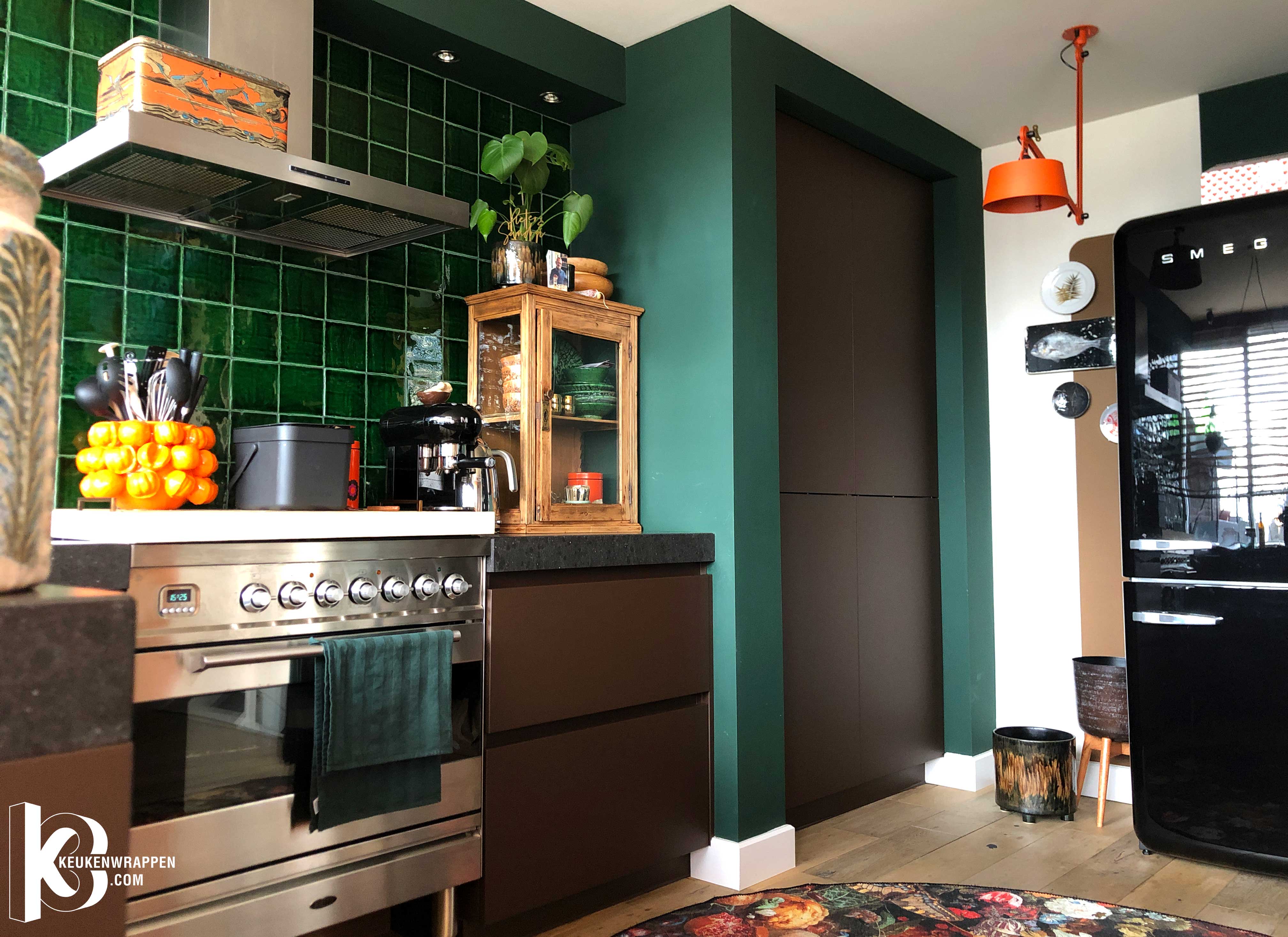 H-Designer-keukenwrap-wit-naar-bruin-met-groene-tegels.jpg