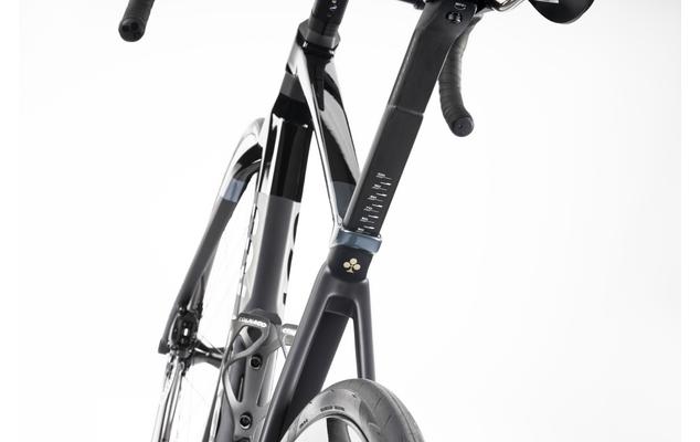 COLNAGO-C68 ALLROAD Nera-fondobianco-particolare1