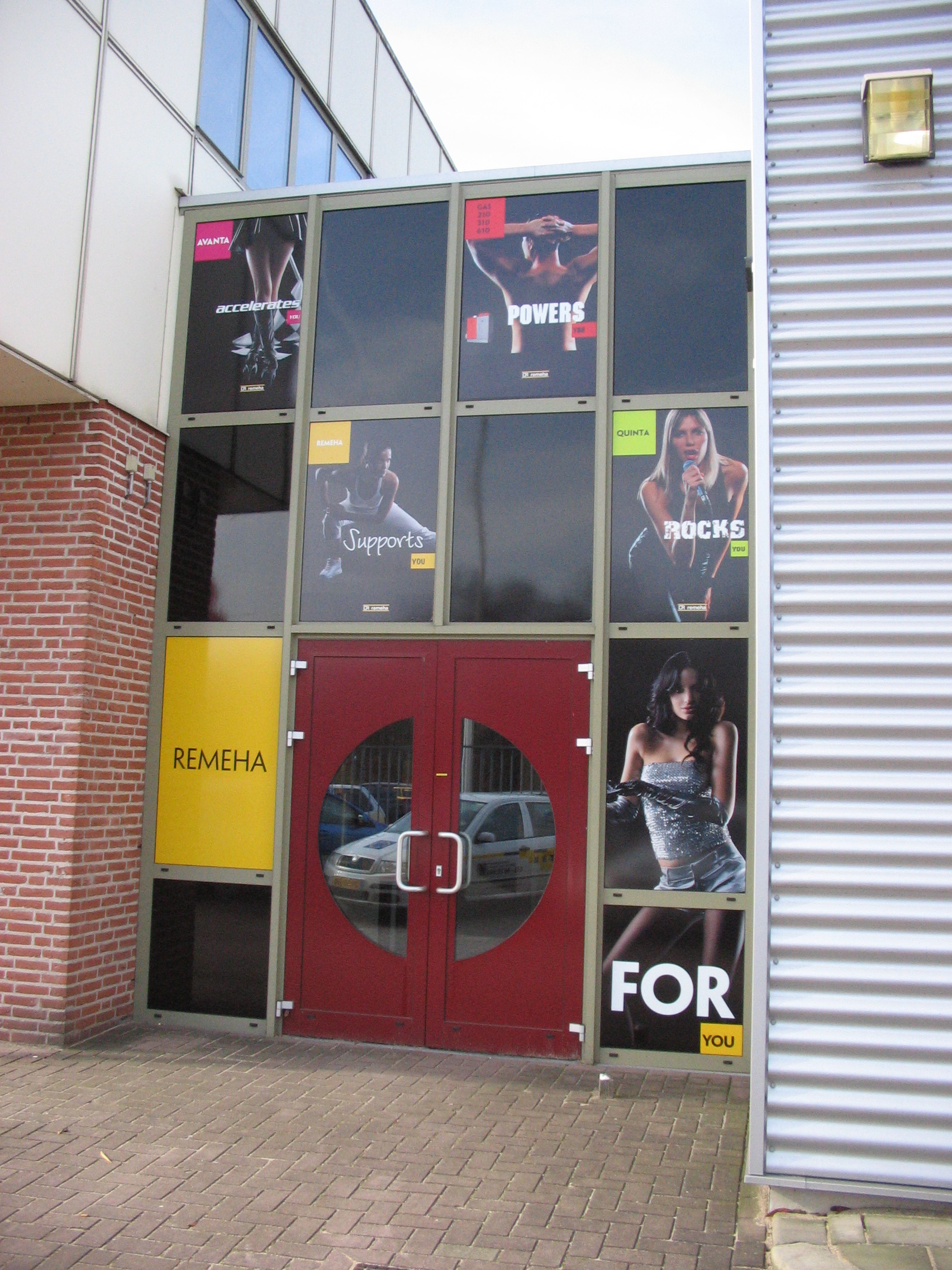 Raamstickers raamdecoratie sportschool groepslessen