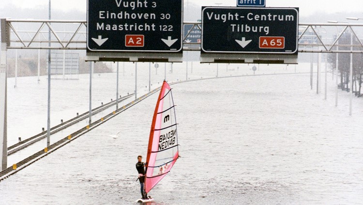 Weather forecast: how to get home safely during red warning weather conditions?