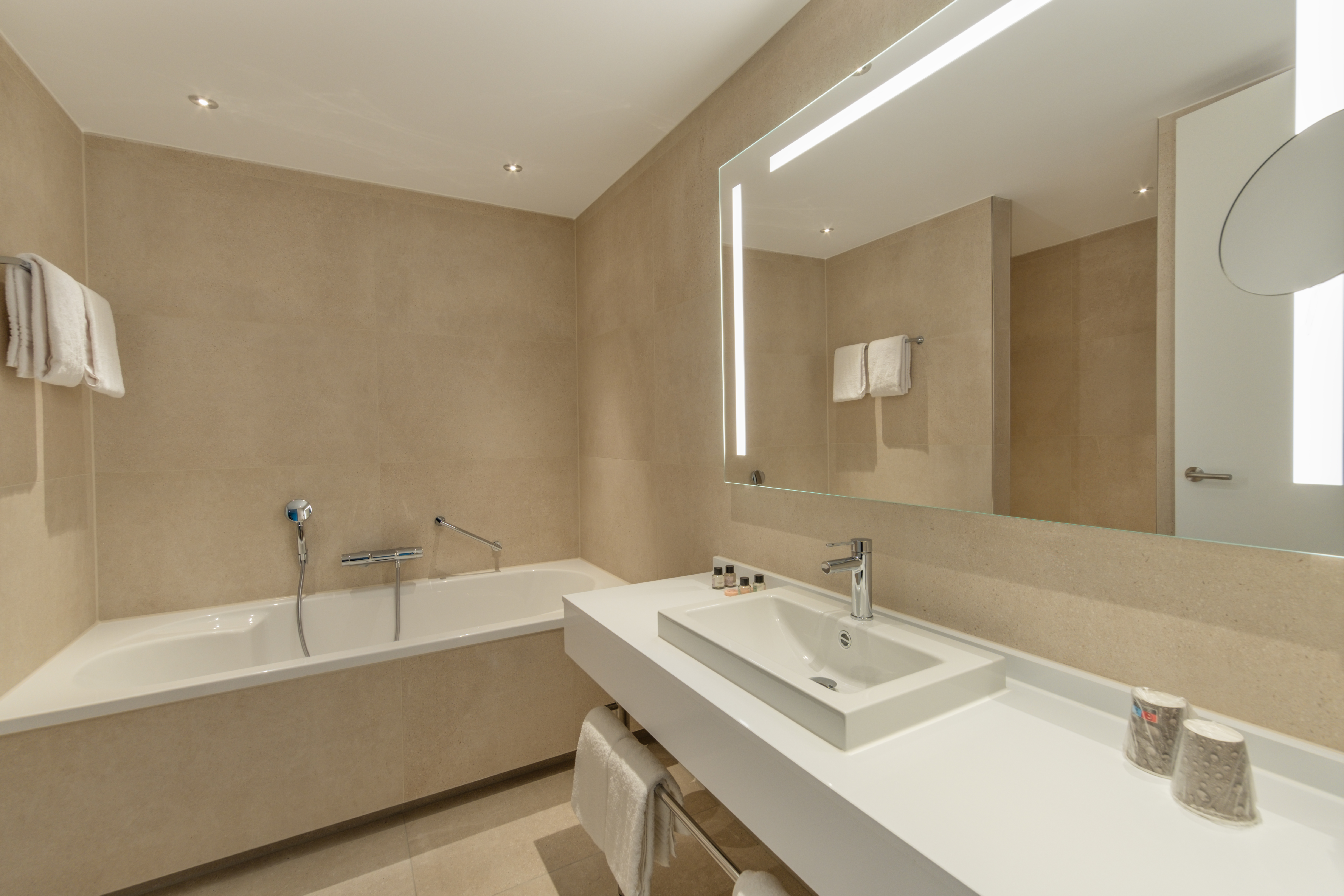 Van der Valk Hotel A4 Schiphol Hotelkamer deLuxe Badkamer