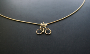 race-vrouw in goud web