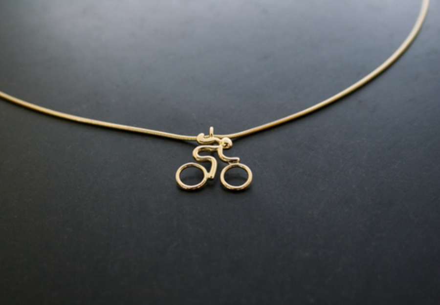race-vrouw in goud web