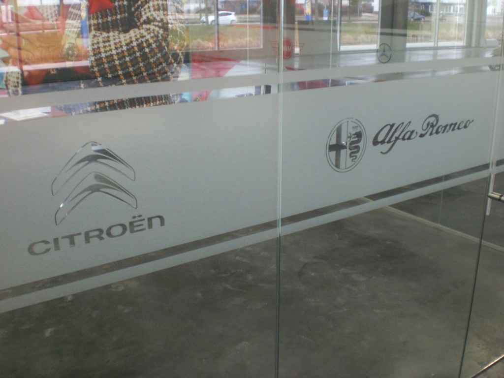 Raamdecoratie raamfolie raamstickers transparant deuren logo