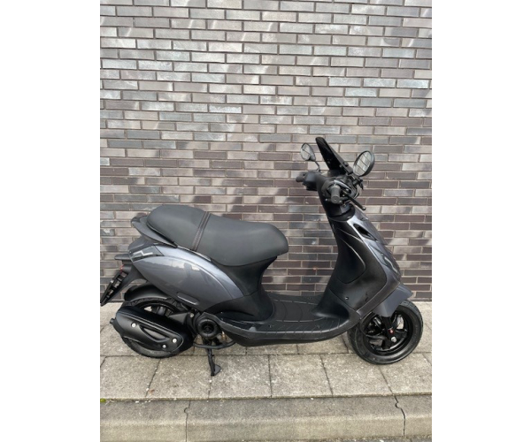 PiaggioZipIgetE4LambGrijsrechts€2450,00.11mrt26