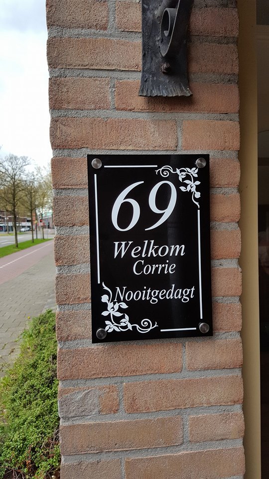 Huisnaambord - zwart sierlijk