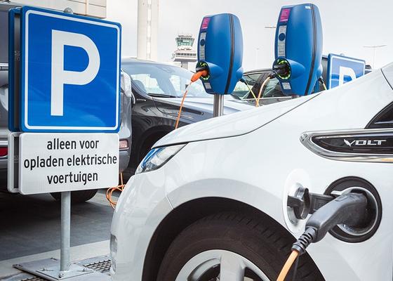Opladen elektrische auto  op Schiphol
