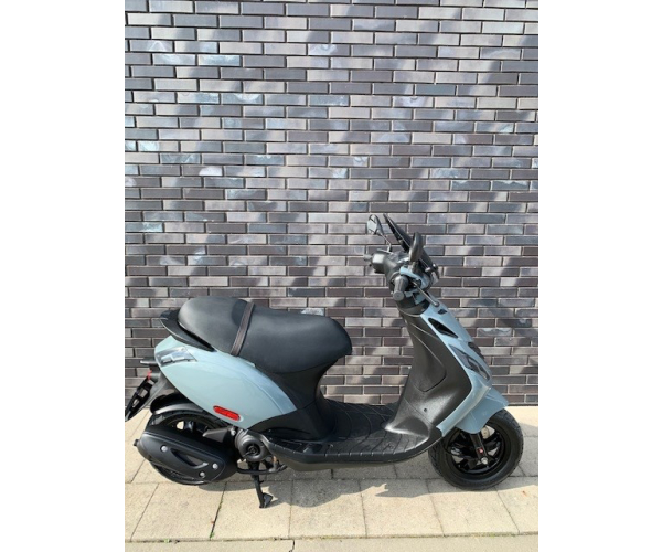 Zipmoonrechts€2395.21mrt23
