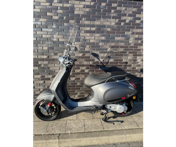 VespaSprintSrechtsmatgrijs2795