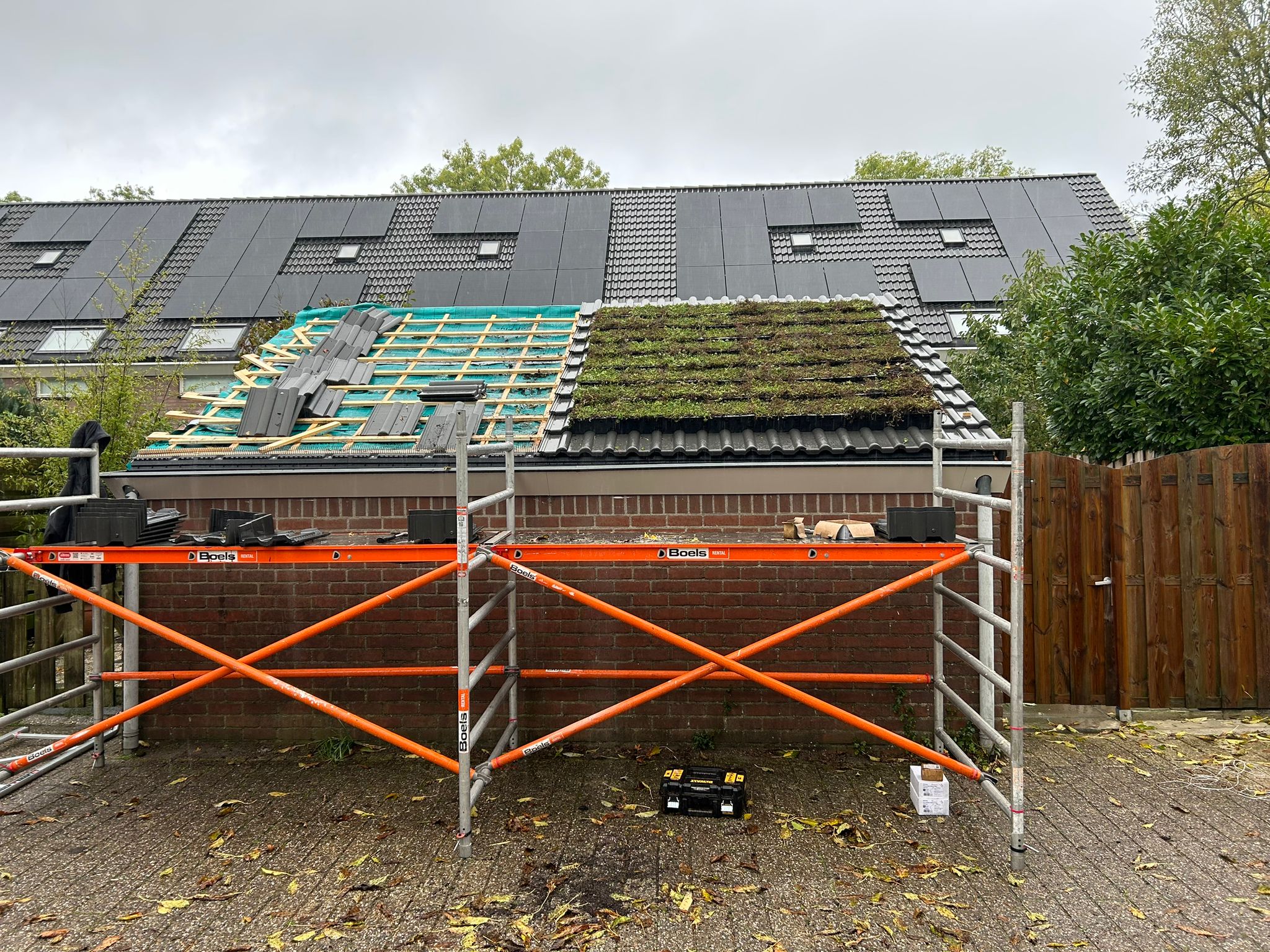 Houten verduurzaming 69 huurwoningen De Gilden (Zwitserloot Dak)