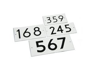 Geperste huisnummers / huisnummerborden